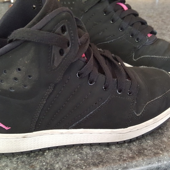 Basketball shoes - Picture 2 of 3